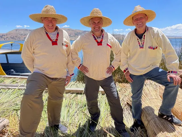 Los tres amigos in their Peruvian shirts and hats.