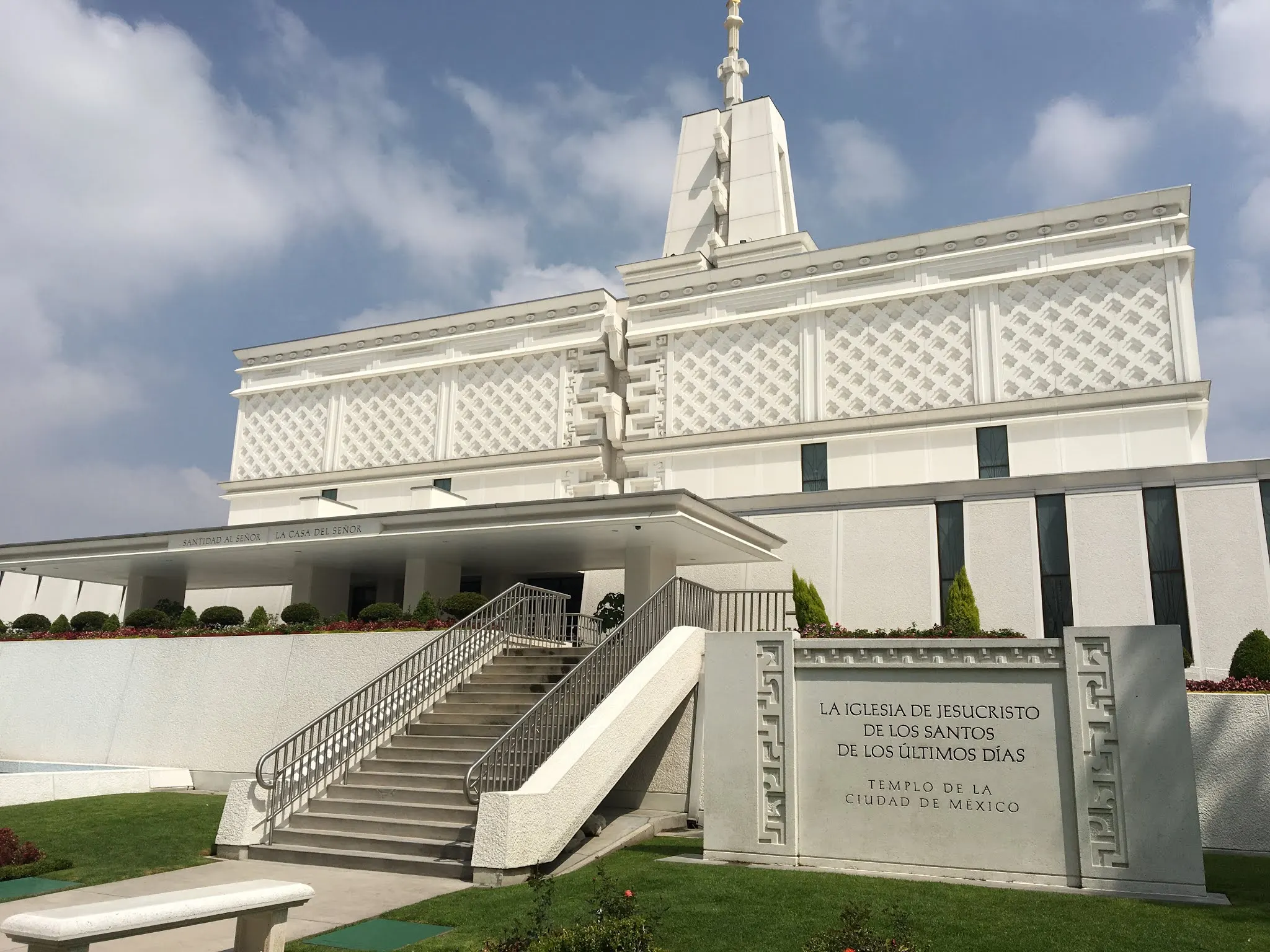 The Mexico City Temple....a very beautiful temple on the outside. Wish we would have time to have done a session on the inside!