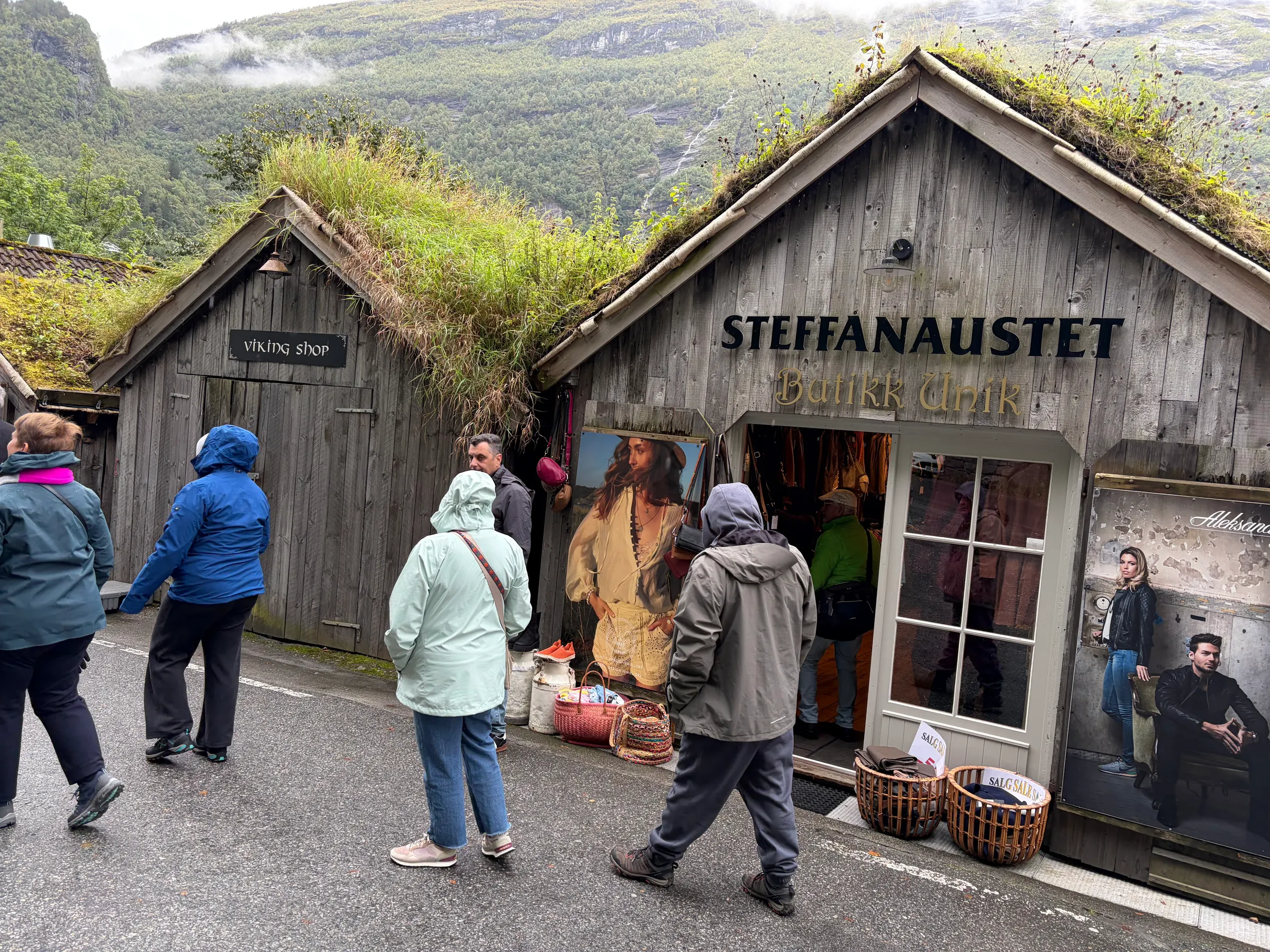 These were some little stories in the little main street of Geiranger.