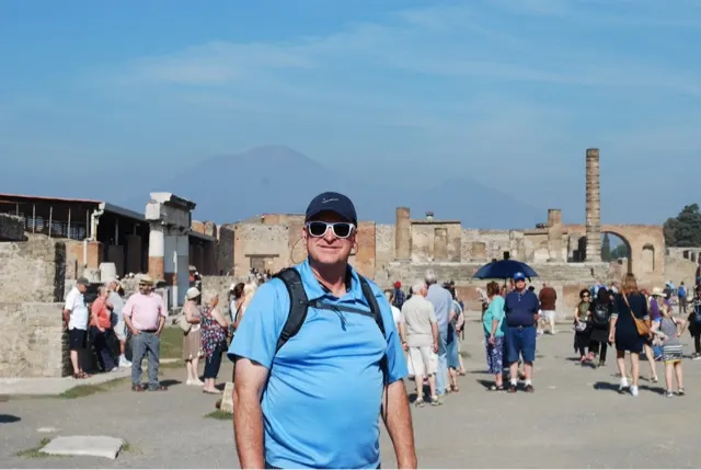 A relic Roman supporting some nice 'white' shades.....this is the 'forum'...the main entrance area into Pompeii.