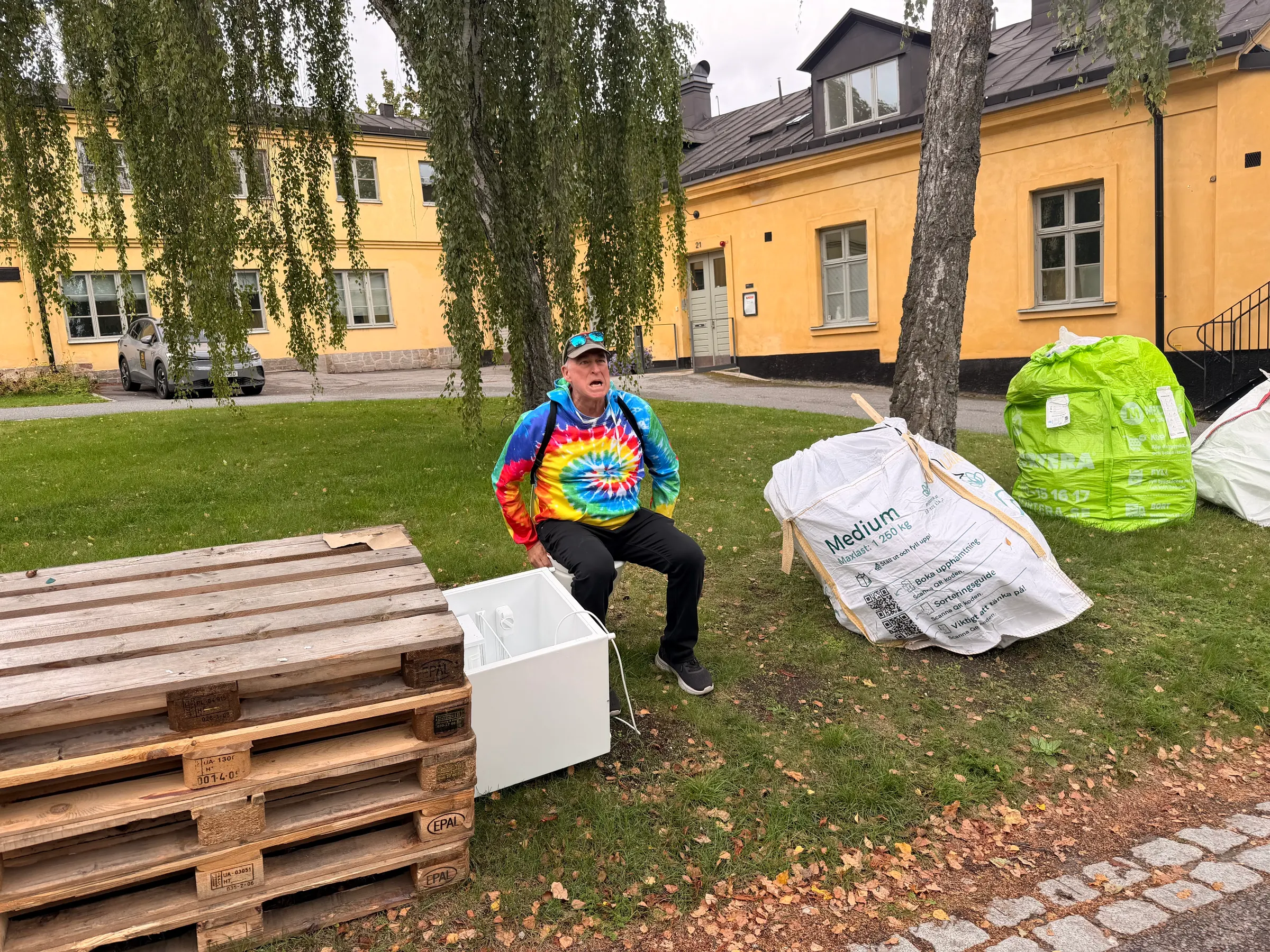 On our walk to the National Museum, I found a toilet out in the open. I couldn’t pass on it.