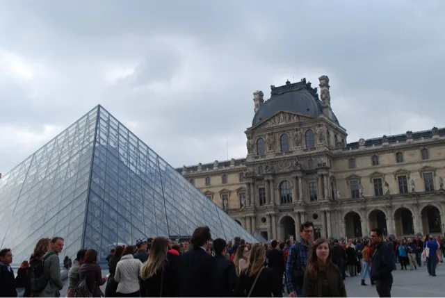 The long 'queues' at the Louvre entrance...