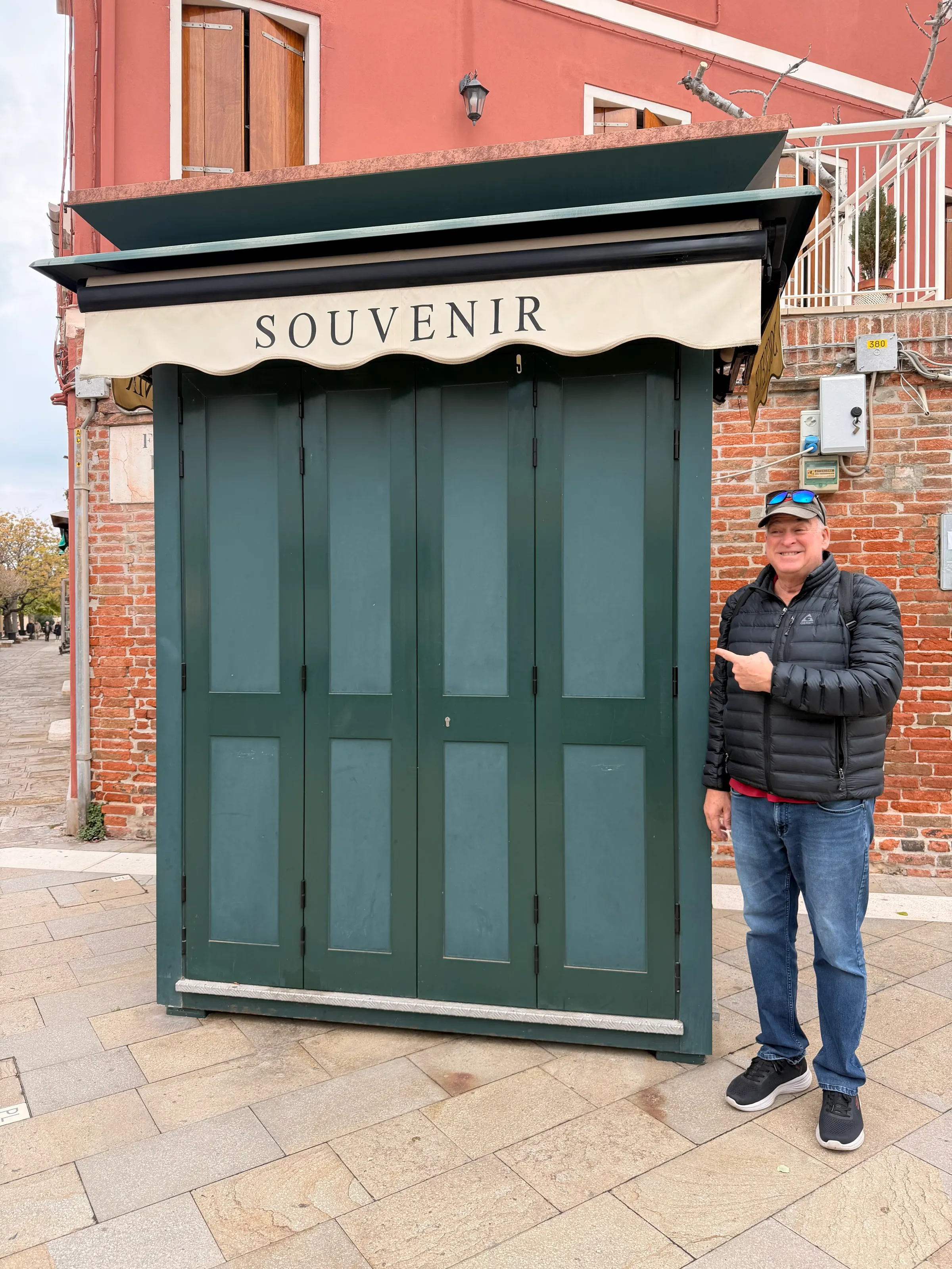 My favorite souvenir shop…a closed one! 🙊