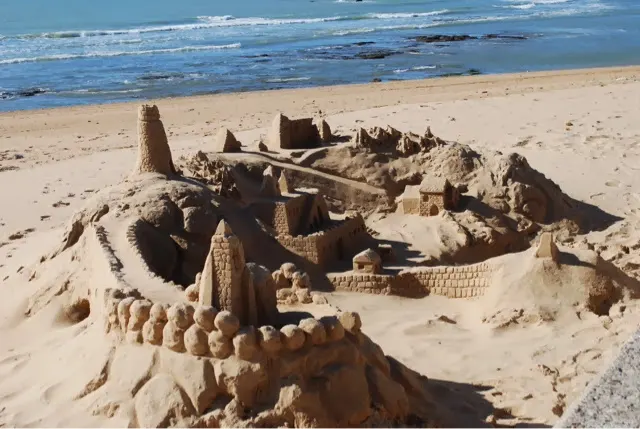 A cool sand castle....the guy who created this was asleep in a tent right by it. I think he lives there.