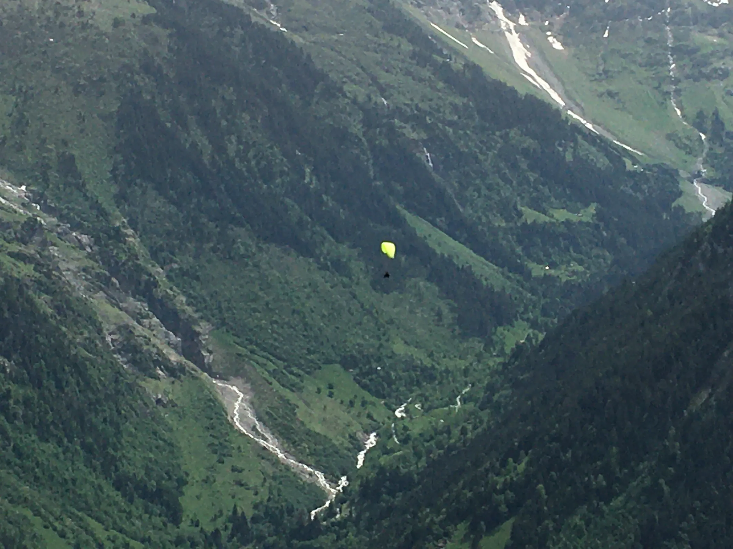 The yellow dot is a Paraglider floating down. We are above them in Mürren.