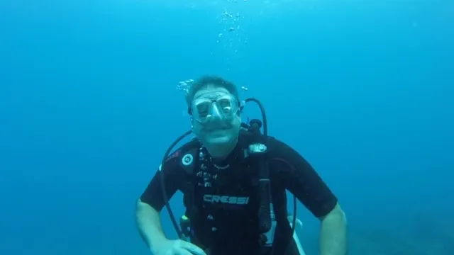 Crazy diver...no reg in his mouth.