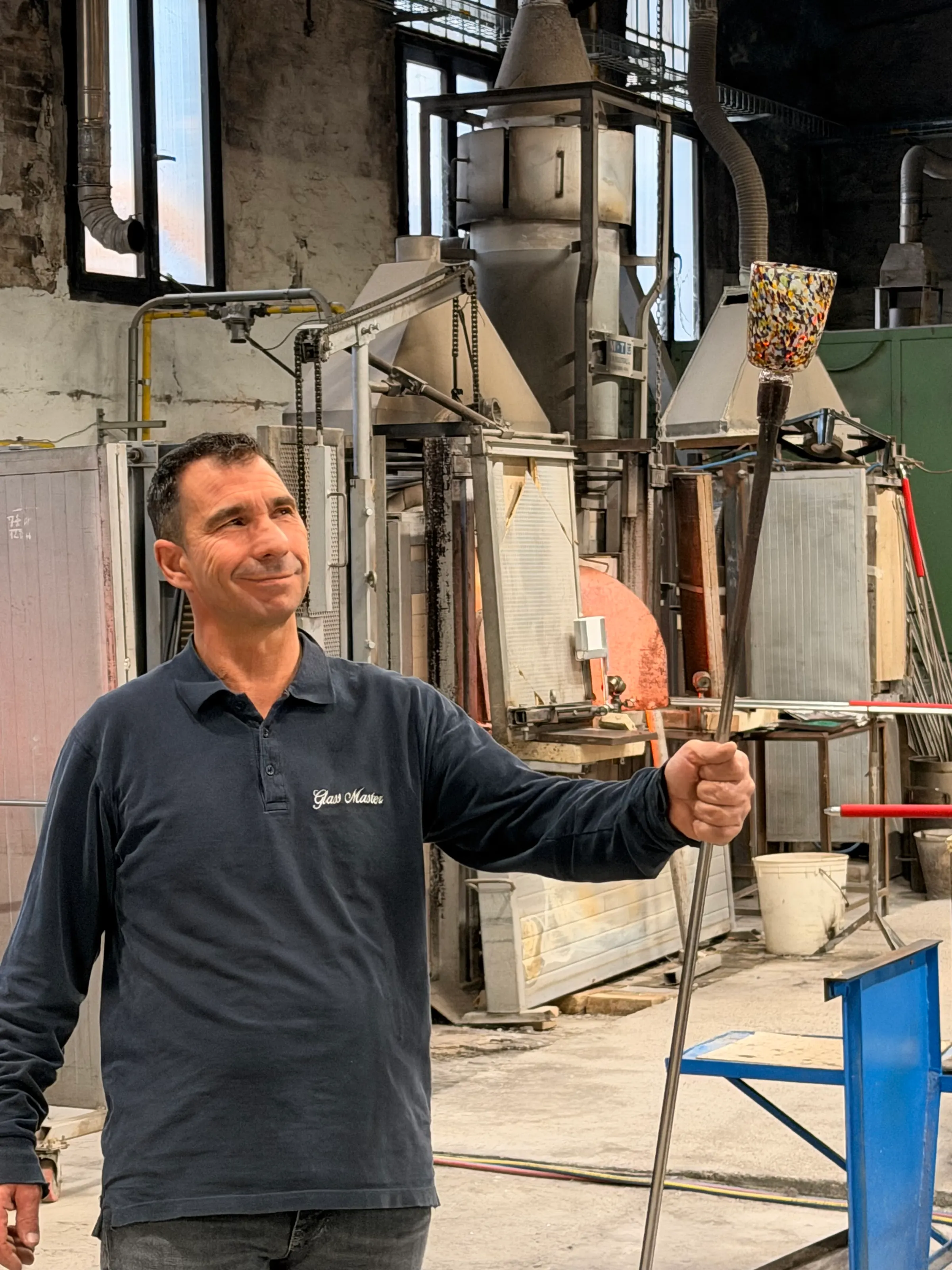 Our glass blowing master! In the fist picture, you can see the horse that he shaped in less than 1.5 minutes.