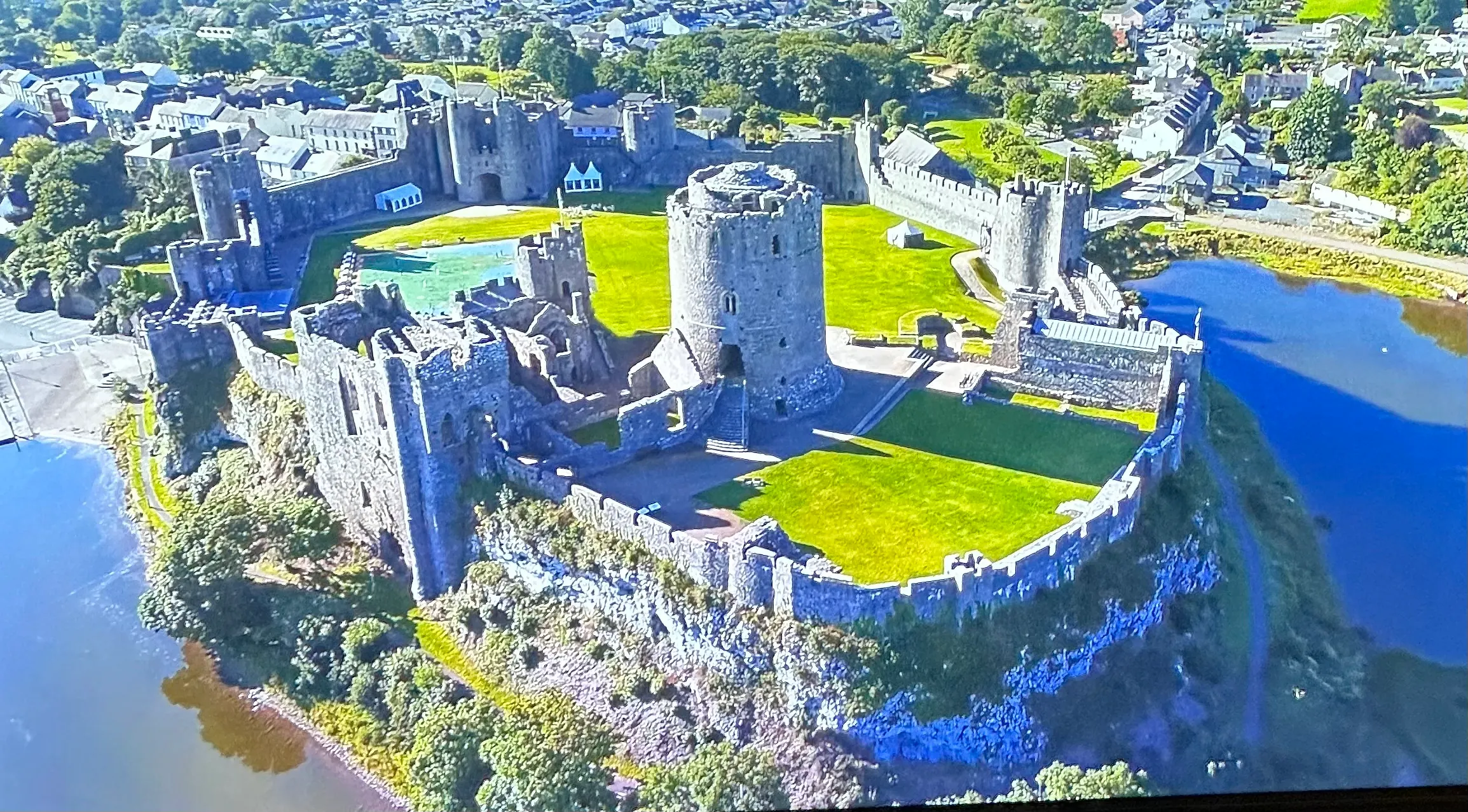 A picture of a picture of the castle.