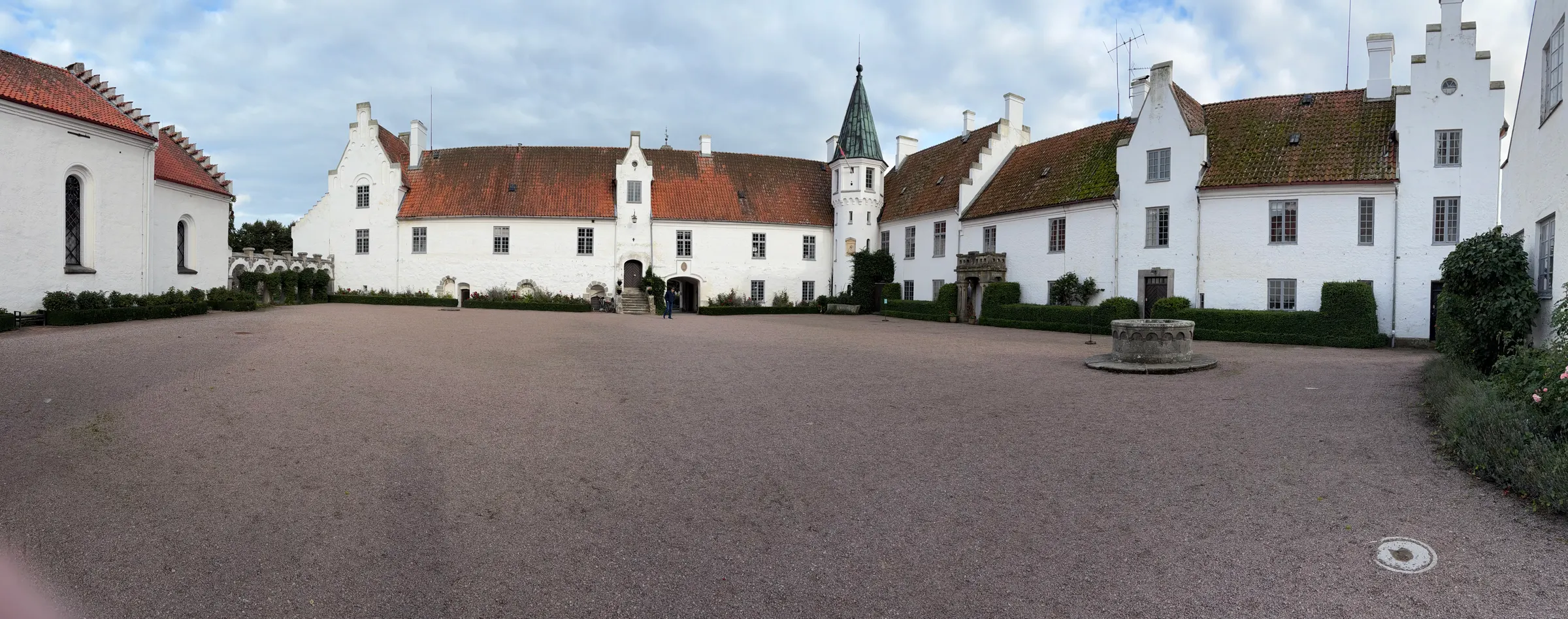 Another shot of the courtyard….