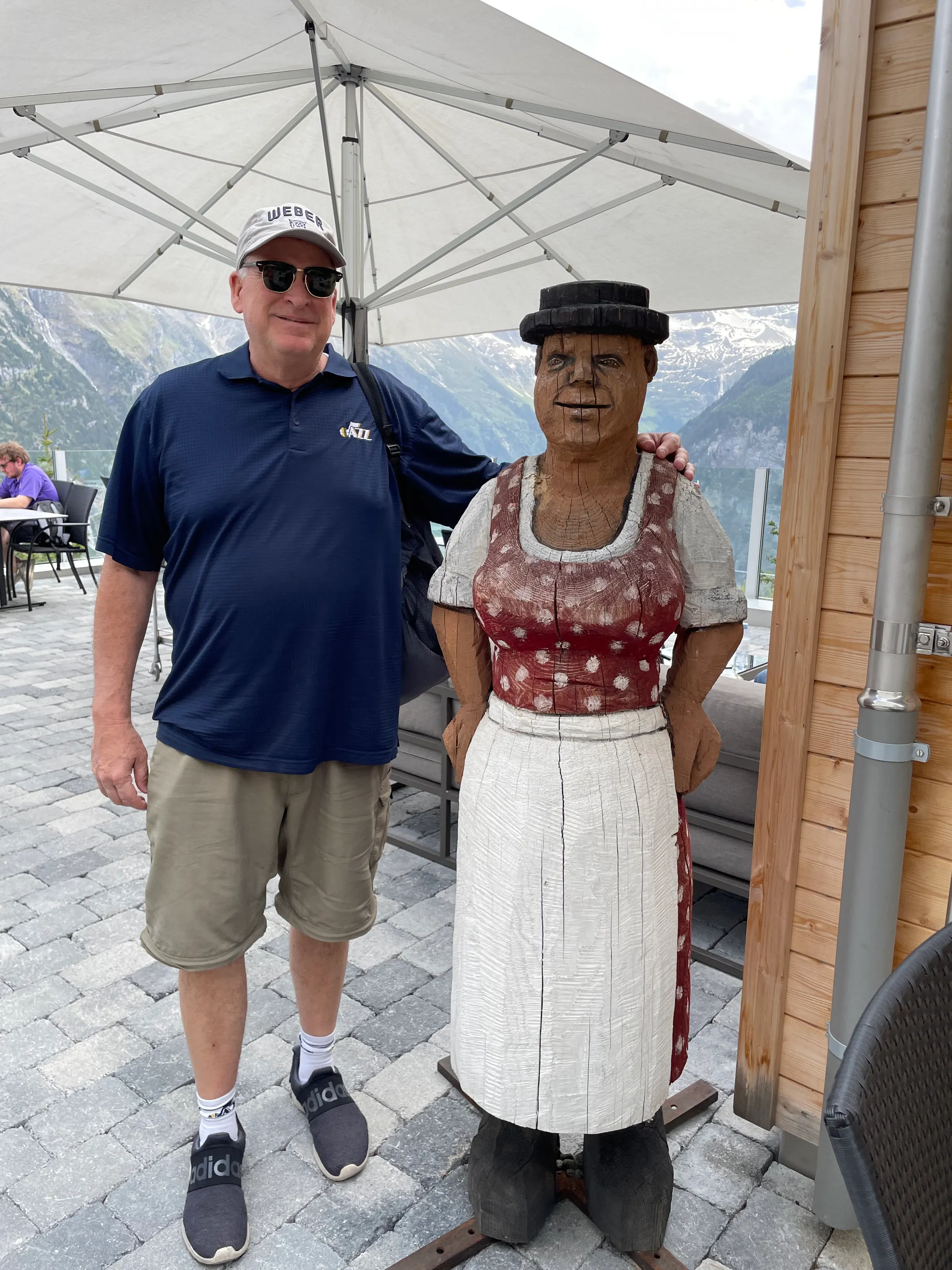 In Mürren, at the restaurant we had our treats at, they had a few of these statues carved out in wood. We made a lovely couple. So we took a few pics.