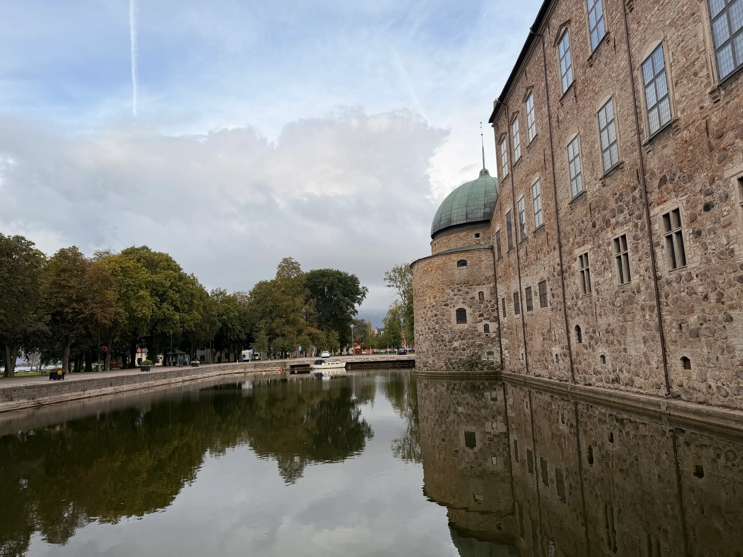 The lake that comes up near the Vadstena Castle.