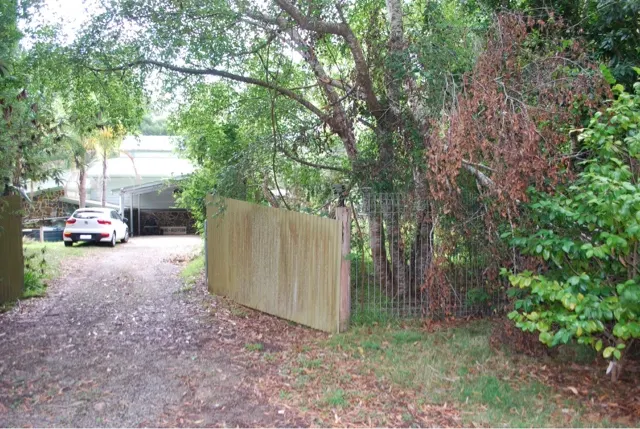 The driveway into the BNB....
