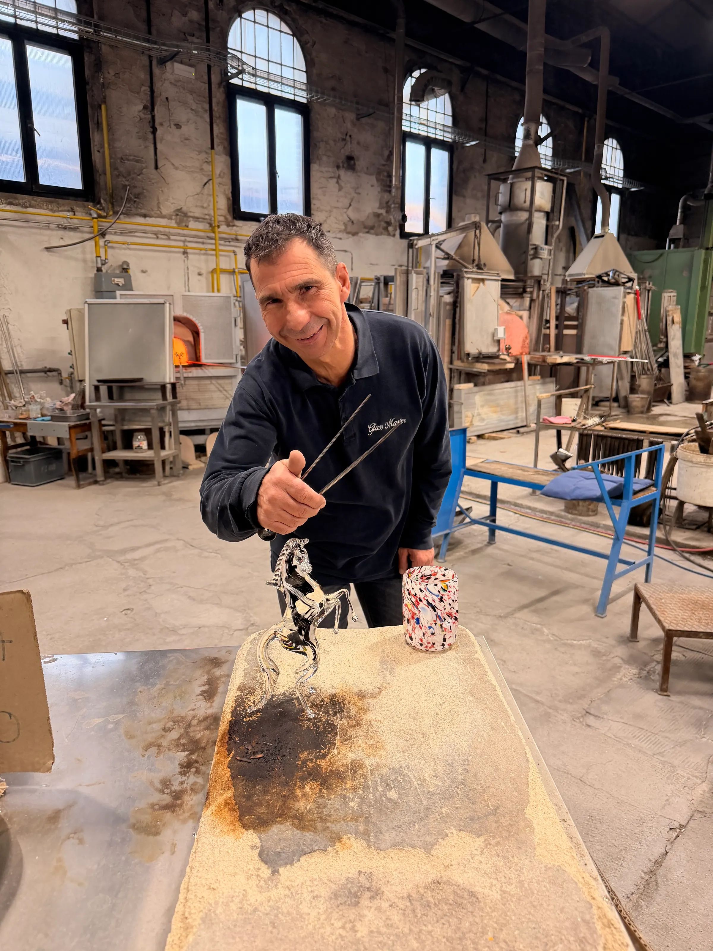 Our glass blowing master! In the fist picture, you can see the horse that he shaped in less than 1.5 minutes.