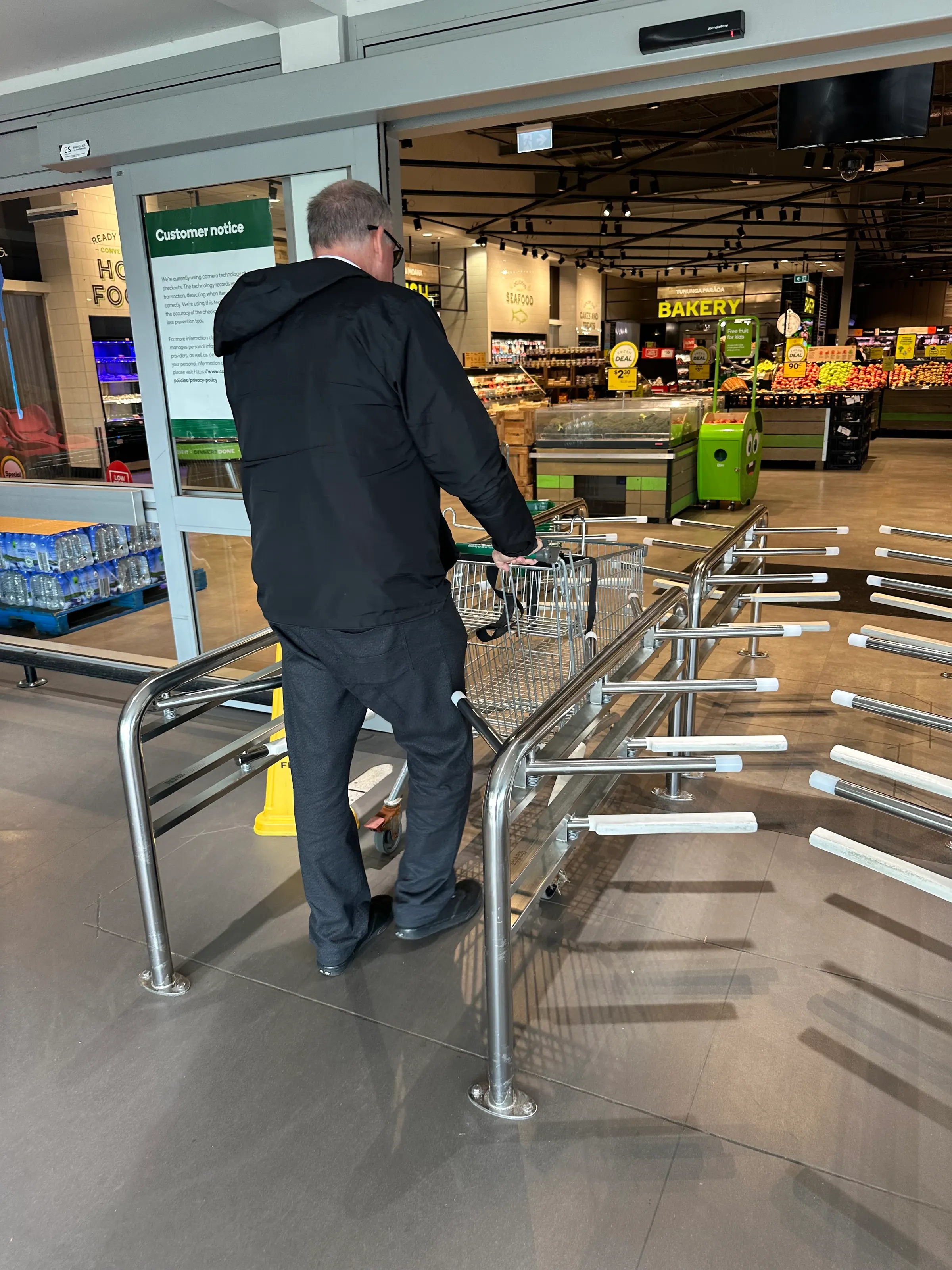 I’ve never seen this before when entering a store. It’s a one way street. You can go in. But you are not coming out the same way. Once in, you buy or die! 🤓