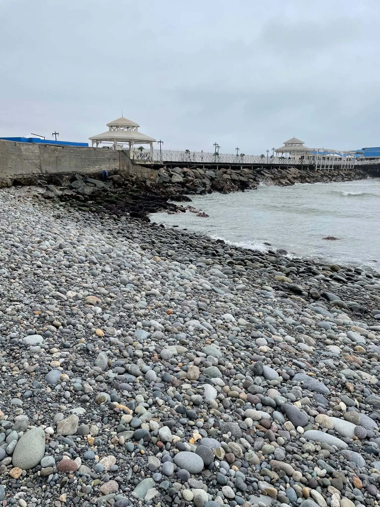 The sandy beach (not)…..looking at the pier where we ate at.
