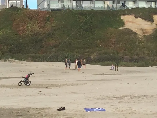 Ladder Ball at Nye Beach.....notice the stroller that has a line that is attached to a kite. That's the way to fly a kite!