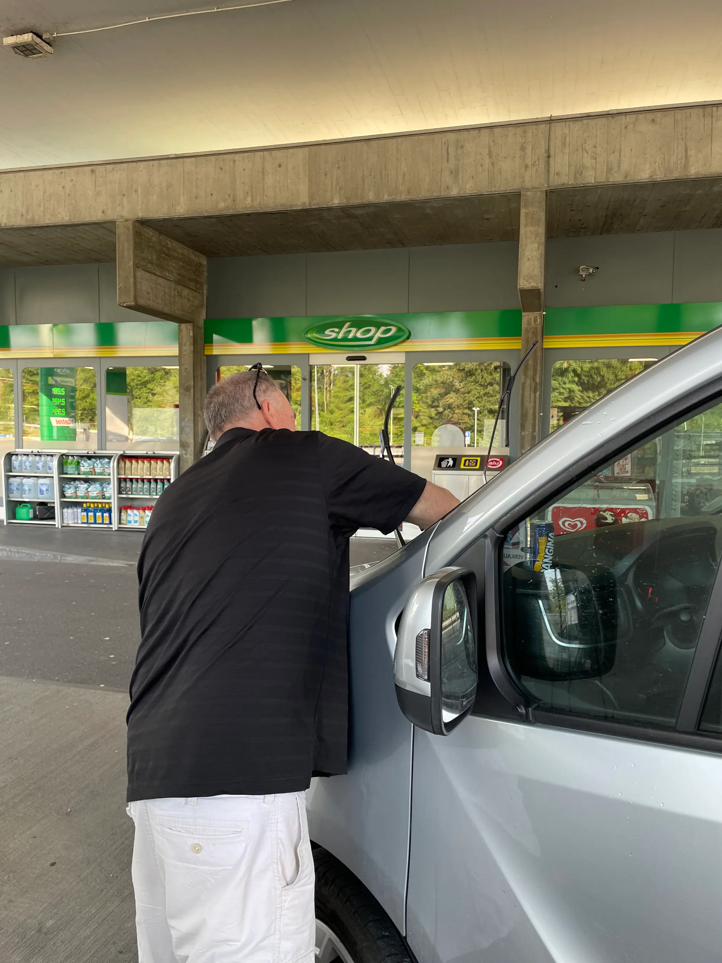 This was my contribution to the trip…cleaning the windows. I didn’t get tipped much though.