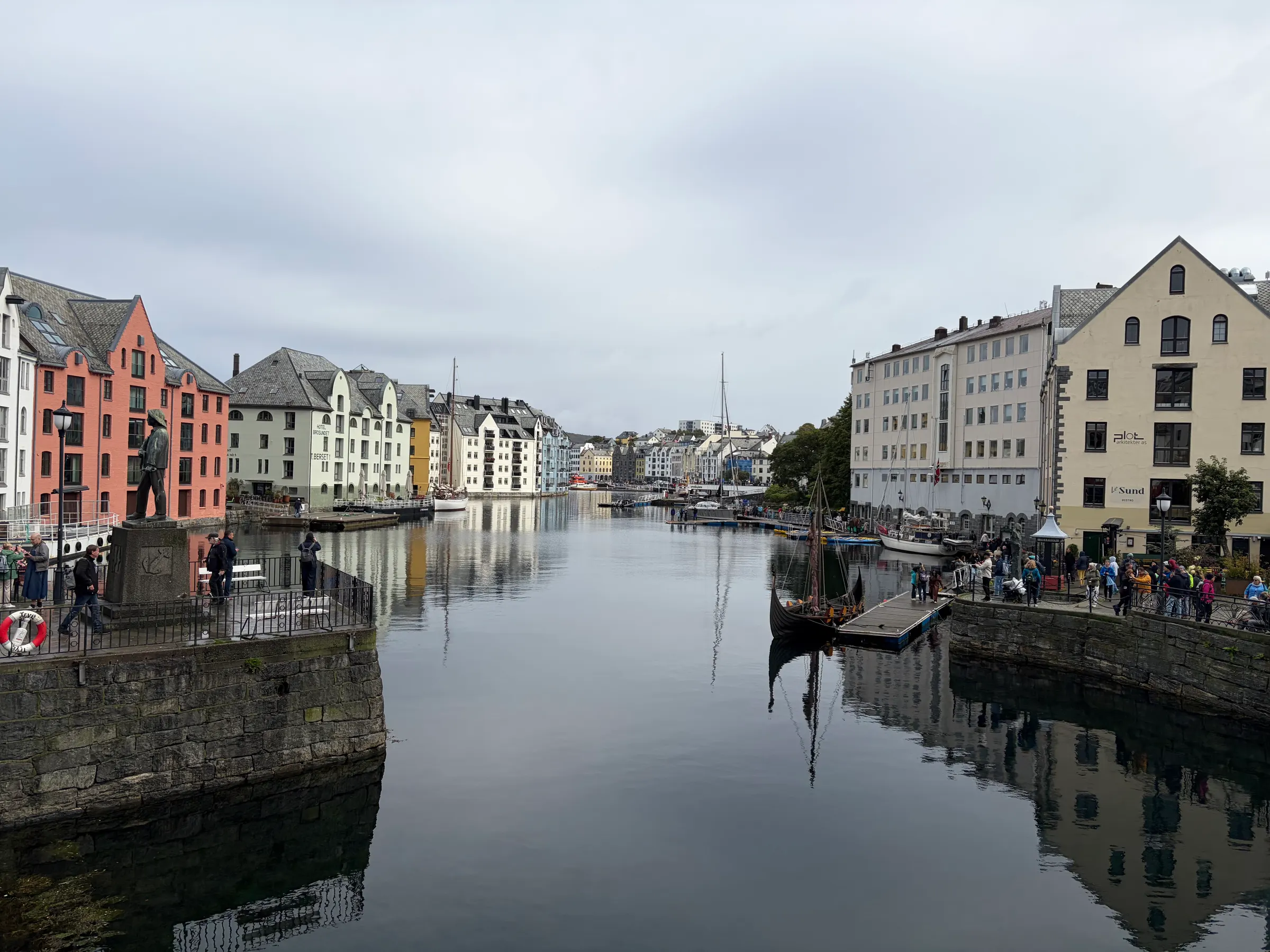 This reminds me of Venise and Amsterdam. Lovely shot of an inlet of water near city center.