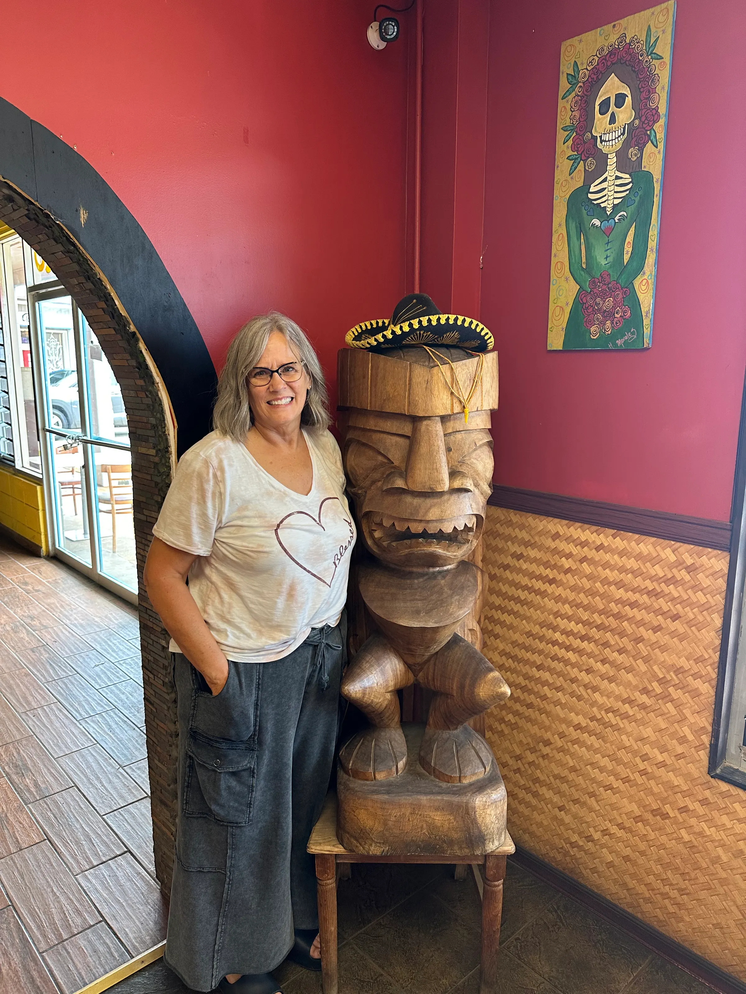 A new best friend for Denise at Tiki Tacos. I think it is funny that we fly 6 hours from LA and end up eating lunch from a guy from Mexico who has been in Hawaii only 5 years. And we ate tacos no less. :-)