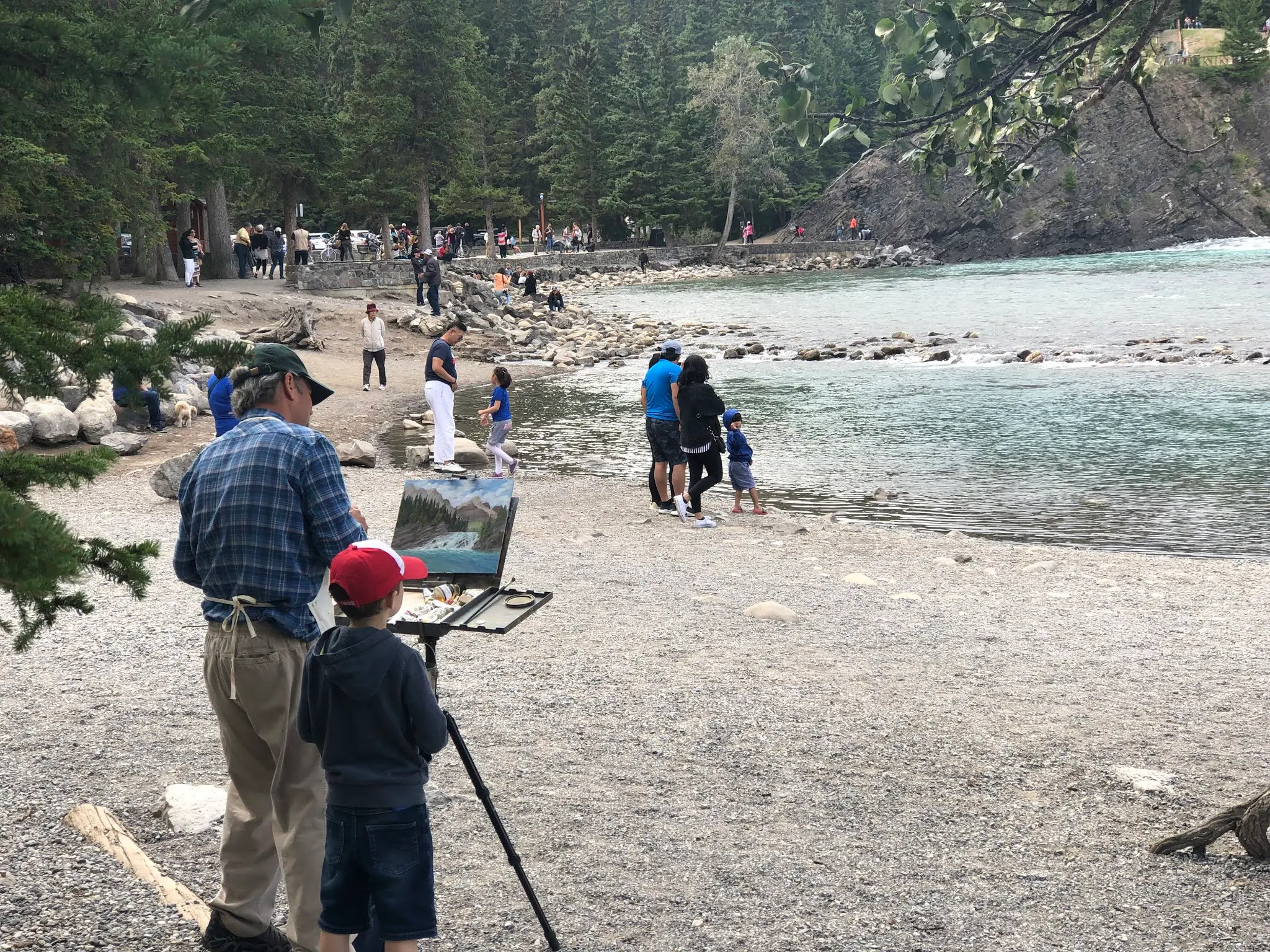 I guess many people come to this falls to paint the area....